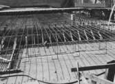 Närbild på armeringsjärn när polishuset byggs, 1956-05-04