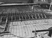 Närbild på armeringsjärn när polishuset byggs, 1956-05-04