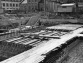 Delvis fyllt med cement vid polishusbygget, 1956-05-04