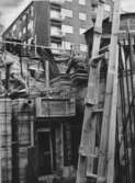 Sortering av plankor på polishusbygget, 1956-06-19