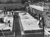 Flera cementgolv klara vid polishusbygget, 1956-06-19