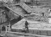 Byggarbetare med slägga och hammare vid polishusbygget, 1956-08-24