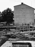 Byggarbetare vid polishusbygget, 1956-08-24