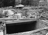 Nedgång till schaktet under polishusbygget, 1956-08-24