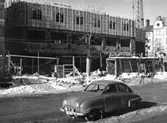 Gammal Saab vid polishusbygget, 1957-03-05