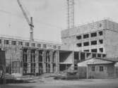 Lyftkranar över polishusets bygge, 1957-04-23