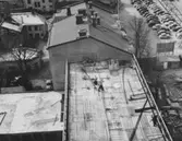 Flygbild över arbetare vid polishuset, 1957-04-23