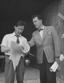 Byggnadsritning granskas vid byggnation av polishuset, 1957-06-18