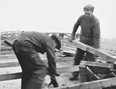 Takarbete när polishuset byggs, 1957-12-23