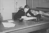 Polis läser utredning i Rådhuset, före 1958