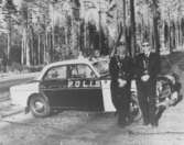 Poserande poliser vid polisbil, 1960-tal