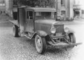 Lastbil utanför Rådhuset, 1930-tal