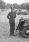 Konstapel vid polisbil, 1937-09-09