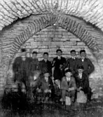 Inne i Alvastra klosterruin, 1911-06-07