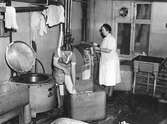 Vid stora tvättmaskinen, 1952