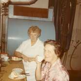 Kaffestund vid vikningsbordet, 1960-tal