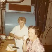 Kaffestund vid vikningsbordet, 1960-tal