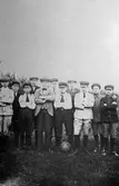 Fotbollsspelande pojkar, 1910-tal