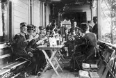 Militärer på veranda, 1890-tal