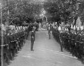 Livkompaniet paraderar vid uppgången till officerssalongen, 1897