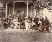 Grupp på trapp, 1894