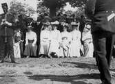 Damer som tittar på dragkamp, 1900-1910