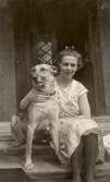Fru Berit Byström med hund, 1940-tal