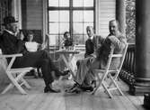 Grupp på verande, 1910-1929