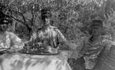 Militärer vid kaffebord, 1910-1929