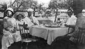 Grupp vid kaffebord, 1910-1929