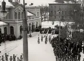 Folksamling vid centralstationen, 1930-1949