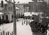 Folksamling vid centralstationen, 1930-1949