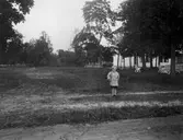 Pojke leker post, 1940-tal