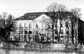 Karolinska skolans fasad mot Svartån, 1980-tal