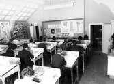 Teckningslektion på Karolinska skolan, 1959