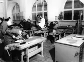 Lektion i trä-och metallslöjd på Karolinska skolan, 1959