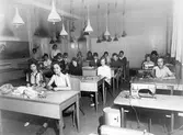 Lektion i syslöjd på Karolinska skolan, 1959