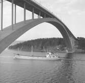 Fartyget Visborg vid Sandöbron