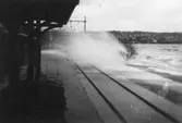 Vågorna från Vättern går höga och slår in över spår och perrong vid Jönköpings järnvägsstation.