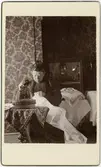 Kabinettsfotografi - doktorinnan Graeve handarbetar, Uppsala