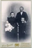 Kabinettskort - Gustaf och Carina Nyman med barnen Gösta och Helge, Stockholm