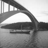 Fartyget Breezand vid Sandöbron
