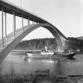 Fartyget Mariefors vid Sandöbron
