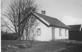 Stuga med ladugård vid gamla landsvägen nära Iserås, Onsala.