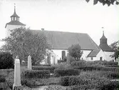 Onsala kyrka och kyrkogård sett från söder.