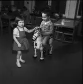 BARNKLÄDER OCH LEKSAKER