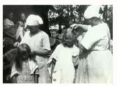Hårvård. Luskamning av barn 1923 på en barnkoloni i Onsala. Hanna Vettergren och Elin Jonsson finkammar.