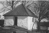 Schaleska gravkoret, som står sydost om Onsala kyrka och uppfördes på uppdrag av Mariana Schale 1776. Det uppläts till Onsala församling 1846. Gravkoret rymmer (rymde?) fjorton kistor med mumifierade kvarlevor av släkten Schale, med gård vid Gottskär. Gravkoret brukades som bårhus från 1940-talet fram till 1982, då bårhuset flyttades in i den nyuppförda byggnaden för kyrkogårdsexpedition. Interiört har det övre planet vitkalkade väggar och ett vitlimmat tak med en dekormålad taklist. Fönsternischen mot öster är bemålat med ett dekorativt mönster i ockrakulörer.