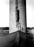 Arbete med skorsten vid Hidingsta tegelbruk, 1930-tal