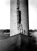 Arbete med skorsten vid Hidingsta tegelbruk, 1930-tal